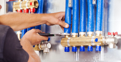 ouvrier reparation tuyaux gaz individualisation charges eau copropriete