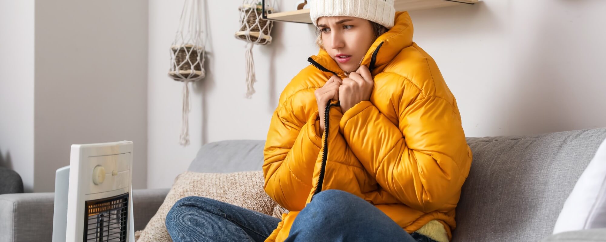 femme canapé froid couverte chauffage copropriété confort thermique