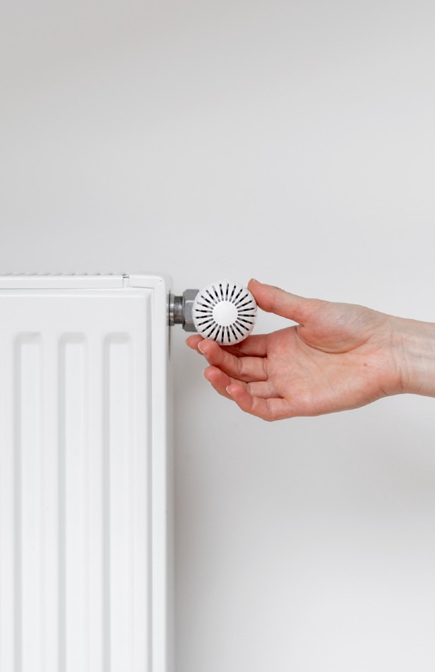 main tourne thermostat radiateur repartiteur chauffage copropriete